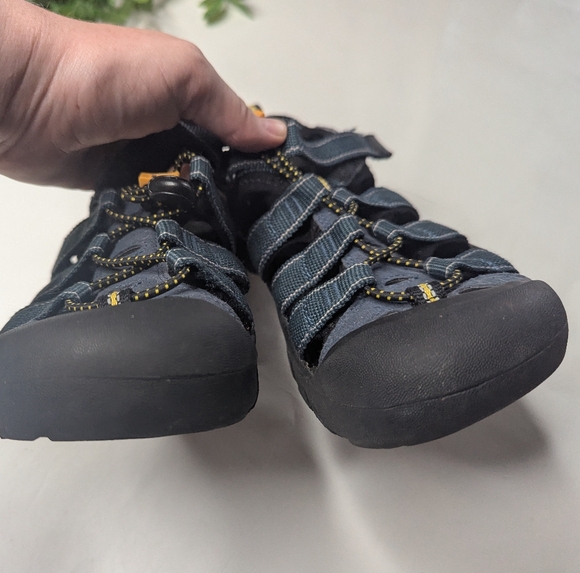 Keen Sandals Youth Size 4 - Picture 5 of 8